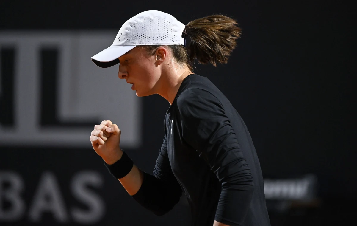 Iga Świątek przekazała nowe informacje dotyczące kontuzji uda, której doznała w trakcie środowego meczu. "Potrzebuję na pewno kilku dni odpoczynku. Bilety do Paryża rezerwujemy, więc... trzymajcie kciuki. Mam nadzieję - do zobaczenia niedługo" - napisała tenisistka. 