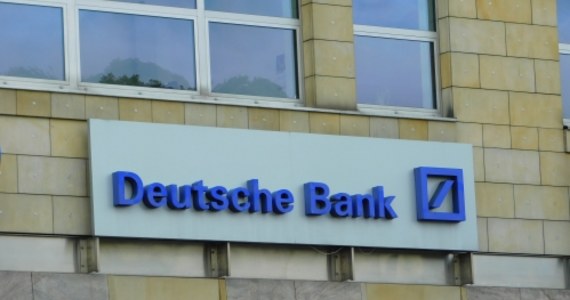 Deutsche Bank AG zawarł ugodę z kobietami, które twierdzą, że były wykorzystywane seksualnie przez zmarłego miliardera - Jeffreya Epsteina. Oskarżycielki twierdzą, że Deutsche Bank ułatwiał Epsteinowi handel ludźmi. Niemiecka instytucja zapłaci kobietom 75 mln dolarów.