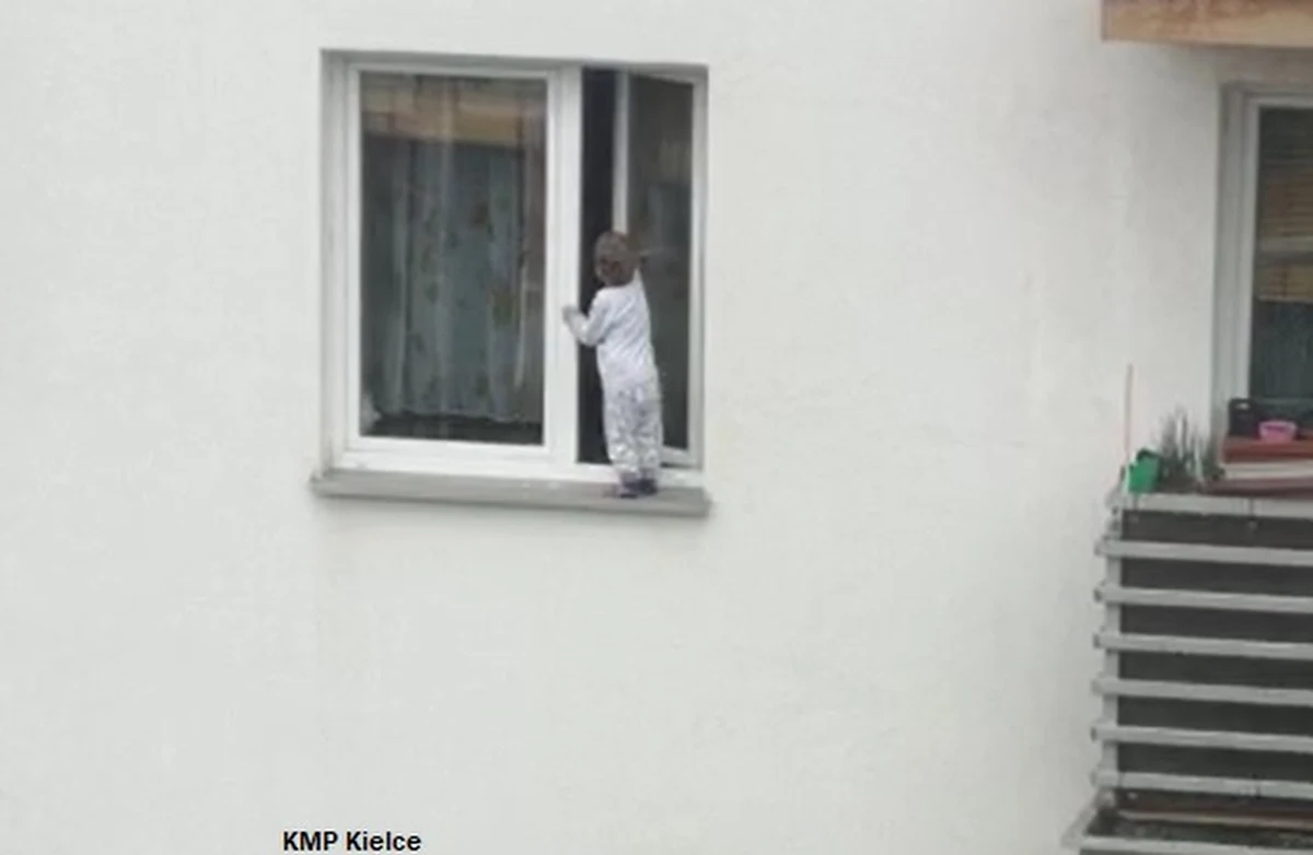 O włos od tragedii w centrum Kielc. Po zewnętrznym parapecie okna w jednym z bloków mieszkalnych chodziło 3-letnie dziecko. Interweniowała policja.