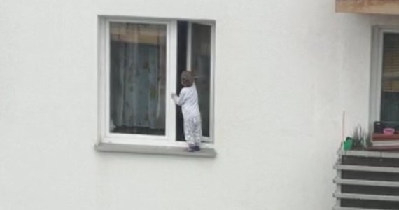 O włos od tragedii w centrum Kielc. Po zewnętrznym parapecie okna w jednym z bloków mieszkalnych chodziło 3-letnie dziecko. Interweniowała policja.
