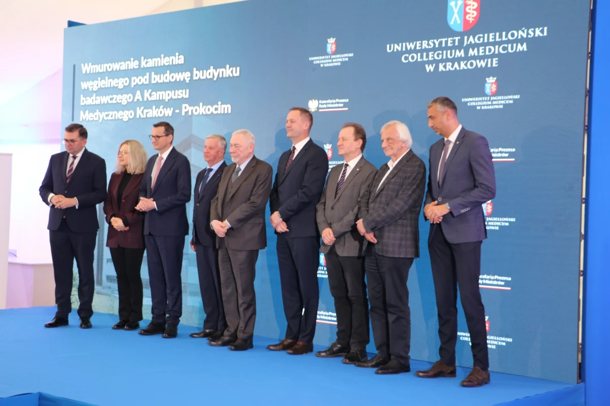 Collegium Medicum Uniwersytetu Jagiellońskiego będzie miało nową, ogromną przestrzeń laboratoryjną. Wmurowano kamień węgielny pod budowę budynku badawczego Kampusu Medycznego Kraków-Prokocim. Ma być gotowy w połowie 2025 roku.