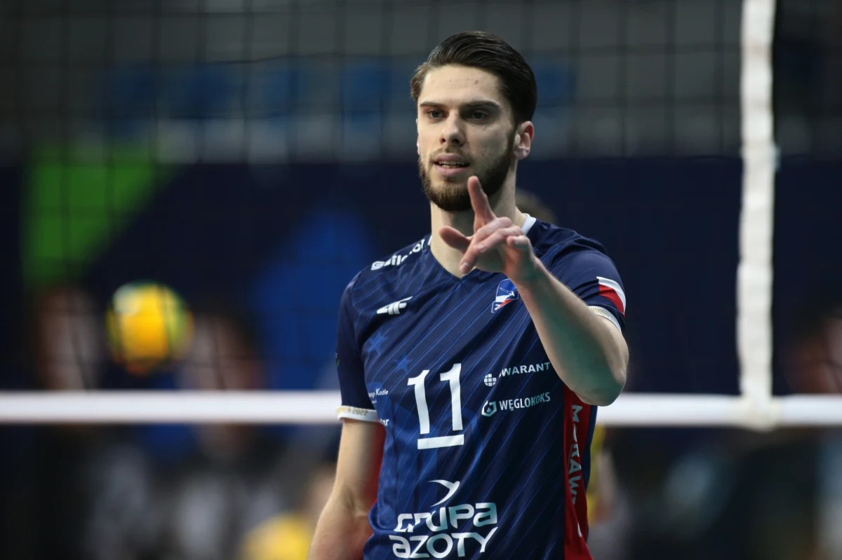 Już w sobotę w Turynie zostanie napisany kolejny rozdział w historii polskiej siatkówki. Po raz pierwszy w finale Ligi Mistrzów zagrają ze sobą dwie polskie drużyny. Grupa Azoty ZAKSA Kędzierzyn-Koźle i Jastrzębski Węgiel. W lepszych nastrojach do Włoch polecieli zawodnicy z Jastrzębia, którzy w niedawnym finale PlusLigi pokonali ZAKS-ę. "Szczęśliwie mamy okazję do rewanżu. Mieliśmy czas, żeby poprawić nasze mankamenty. Wiemy co prawda, że Jastrzębie jest w świetnej formie, ale to będzie tylko jeden mecz i to w zupełnie innej hali" - zaznacza kapitan ZAKSY Aleksander Śliwka, który halę w Turynie zna, bo zdobywał w niej mistrzostwo świata w 2018 roku. Z przyjmującym o finale Ligi Mistrzów rozmawiał Wojciech Marczyk z redakcji sportowej RMF FM. 