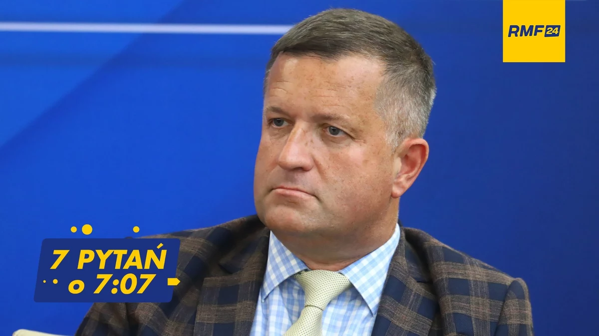 "Od ponad 20 lat jest tzw. system Renegade. W związku z tym minister obrony ma uprawnienia wręcz do zestrzelenia statku powietrznego, nad którym nie ma kontroli, który podejrzewamy, że może przeprowadzić zamach terrorystyczny" – mówił w rozmowie 7 pytań o 7.07 w internetowym Radiu RMF24 generał Jarosław Stróżyk. Były zastępca szefa zarządu wywiadu w Kwaterze Głównej NATO w Brukseli, a także były attaché obrony przy Ambasadzie RP w Waszyngtonie odniósł się także do relacji pomiędzy szefem resortu obrony a dowódcą wojsk operacyjnych. "Oczywiście mają swoje obowiązki, ale w takiej sytuacji brak zaufania wyrażony werbalnie przez obydwu panów, również poprzez oświadczenie pana generała, jest bardziej deprymujący" – powiedział. Jak dodał, „minister Błaszczak dosyć nerwowo reaguje na krytykę”.