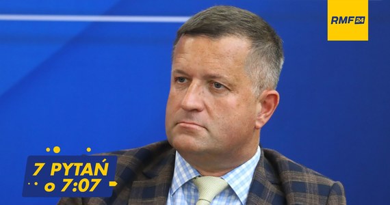 "Od ponad 20 lat jest tzw. system Renegade. W związku z tym minister obrony ma uprawnienia wręcz do zestrzelenia statku powietrznego, nad którym nie ma kontroli, który podejrzewamy, że może przeprowadzić zamach terrorystyczny" – mówił w rozmowie 7 pytań o 7.07 w internetowym Radiu RMF24 generał Jarosław Stróżyk. Były zastępca szefa zarządu wywiadu w Kwaterze Głównej NATO w Brukseli, a także były attaché obrony przy Ambasadzie RP w Waszyngtonie odniósł się także do relacji pomiędzy szefem resortu obrony a dowódcą wojsk operacyjnych. "Oczywiście mają swoje obowiązki, ale w takiej sytuacji brak zaufania wyrażony werbalnie przez obydwu panów, również poprzez oświadczenie pana generała, jest bardziej deprymujący" – powiedział. Jak dodał, „minister Błaszczak dosyć nerwowo reaguje na krytykę”.