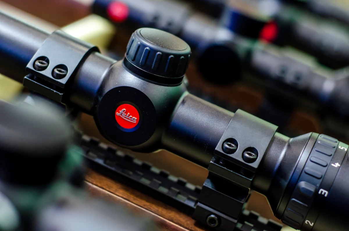 Po rozpoczęciu rosyjskiej agresji na Ukrainę niemiecki producent aparatów fotograficznych Leica Camera AG ogłosił, że zaprzestanie importu do Rosji i zamknie swój sklep firmowy w Moskwie. Firma jednak nie tylko nie zaprzestała dostaw, ale zaczęła sprzedawać w Rosji lornetki, celowniki i noktowizory - poinformował portal The Insider.