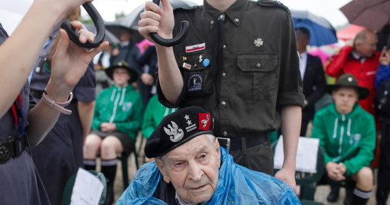 W ulewnym deszczu, weterani 2. Korpusu Polskiego, którzy 18 maja 1944 r. zdobyli Monte Cassino, wspólnie z delegacją państwową upamiętnili swojego dowódcę oraz poległych kolegów. "Oddajemy im dzisiaj hołd - tym, którzy 79 lat temu bili się o naszą wolność" - powiedział szef Urzędu do Spraw Kombatantów i Osób Represjonowanych Jan Józef Kasprzyk.