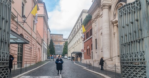 40-letni mężczyzna wjechał w czwartek wieczorem samochodem do Watykanu taranując z dużą szybkością punkty kontrolne przy bramie świętej Anny - przekazał dziennikarzom Watykan. Mężczyzna został zatrzymany.