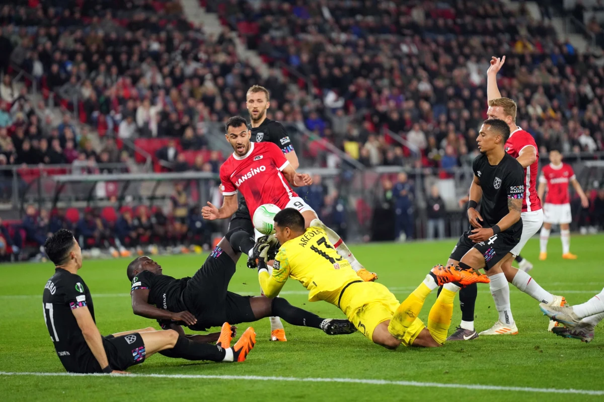 West Ham United, z bramkarzem Łukaszem Fabiańskim na ławce rezerwowych, pokonał na wyjeździe AZ Alkmaar 1:0 i awansował do finału piłkarskiej Ligi Konferencji. Tam zmierzy się z Fiorentiną, która zwyciężyła w Szwajcarii po dogrywce FC Basel 3:1.