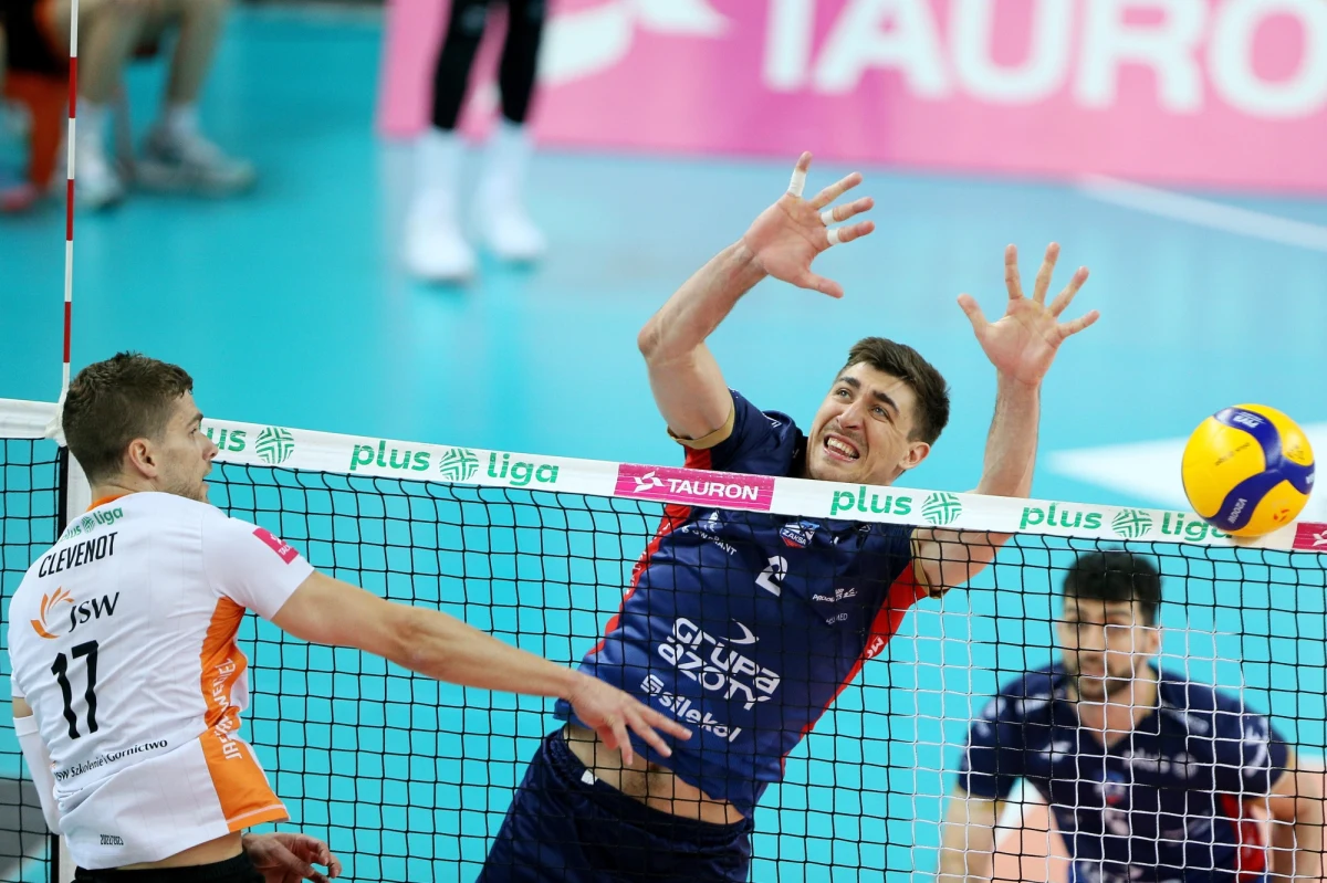 W sobotę w Hali Pala Alpitour w Turynie wielki finał siatkarskiej Ligi Mistrzów. Po raz pierwszy w historii tych rozgrywek zagrają ze sobą dwa polskie zespoły. Jastrzębski Węgiel, który kilka dni temu zdobył mistrzostwo polski i Grupa Azoty ZAKSA Kędzierzyn-Koźle, która może wygrać te prestiżowe rozgrywki po raz trzeci z rzędu. Mimo że finał Ligi Mistrzów rozgrywany będzie w Turynie, to oba zespoły mogą liczyć na solidne wsparcie swoich fanów z trybun. Kibice, którzy nie pojadą do Włoch, mecz będą mogli zobaczyć strefach kibica. 