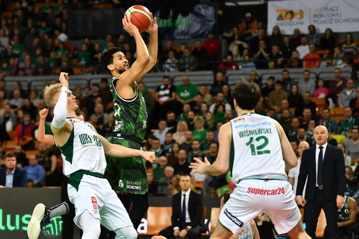 W zeszłym roku bili się w serii finałowej o mistrzostwo Polski. Dziś zagrają ze sobą już w półfinale. Wieczorem we wrocławskiej Hali Stulecia koszykarze Śląska Wrocław i Legii Warszawa rozegrają pierwszy mecz na tym etapie. Drużyna, która zwycięży trzykrotnie, zapewni sobie grę w wielkim finale.