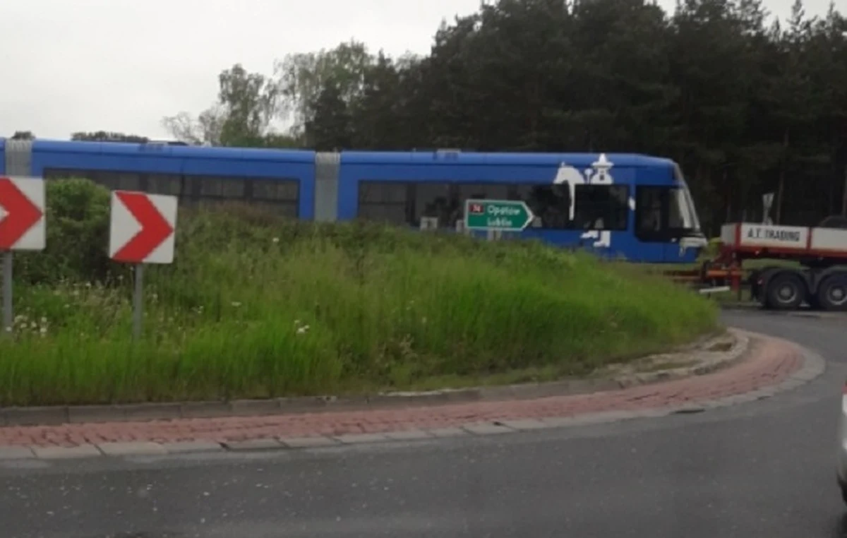 Do niecodziennej sytuacji doszło w piątkowy poranek na rondzie w Cedzynie (Świętokrzyskie). Utknął tam pojazd transportujący... tramwaj, co doprowadziło do zablokowania ruchu.