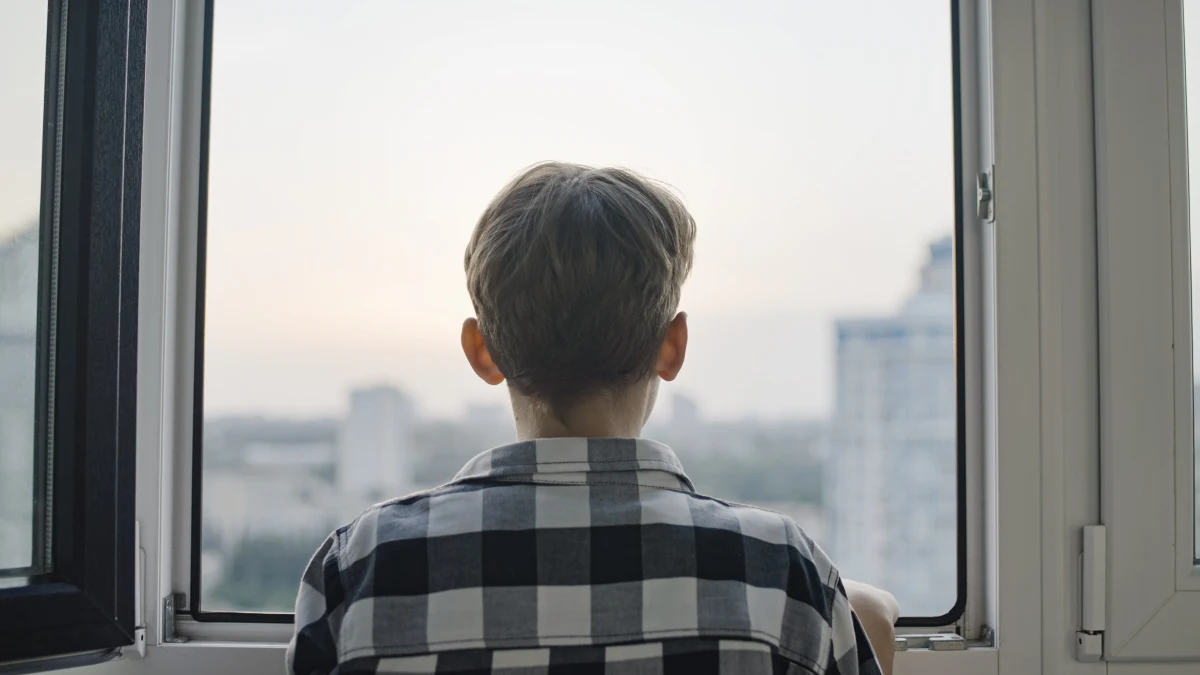 Wychowankowie z Domu Dziecka w Tomisławicach w Łódzkiem nie wrócą do miejsca, gdzie doszło do ataku nożownika i morderstwa. Dzieci nadal przebywają w Domu Pomocy Społecznej w Sieradzu, a władze powiatu szukają dla nich nowego domu.