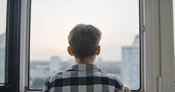 Wychowankowie z Domu Dziecka w Tomisławicach w Łódzkiem nie wrócą do miejsca, gdzie doszło do ataku nożownika i morderstwa. Dzieci nadal przebywają w Domu Pomocy Społecznej w Sieradzu, a władze powiatu szukają dla nich nowego domu.