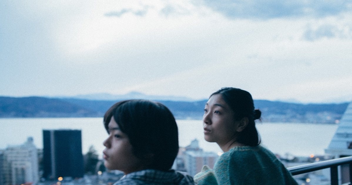"Monster" to pierwszy tytuł z tegorocznego konkursu głównego zaprezentowany na festiwalu w Cannes. Subtelnie portretując swych bohaterów - po raz kolejny pokazując się jako specjalista od pracy z dziećmi - Hirokazu Koreeda mnoży zagadki dla widzów. Film przyjęto długą owacją, przychylnie nastawieni są też krytycy.