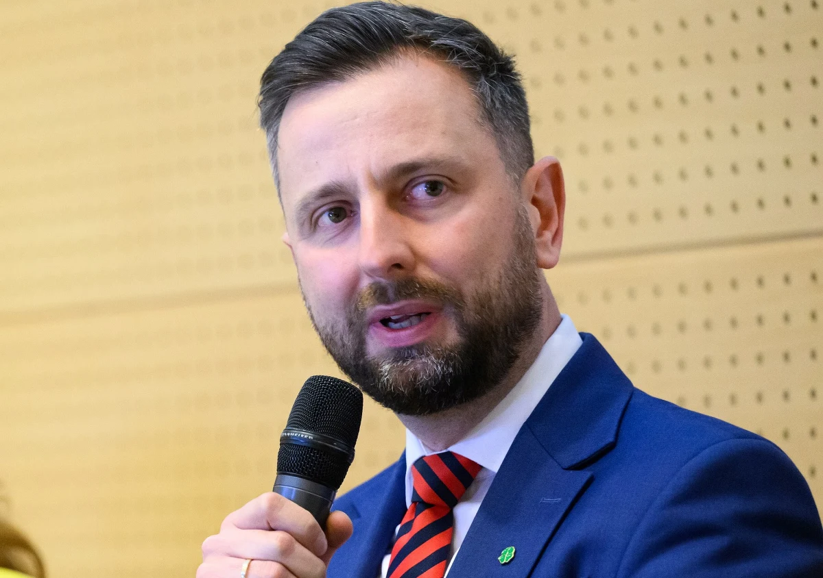 Wybory parlamentarne coraz bliżej. Partyjni liderzy muszą myśleć zarówno o sposobach na przyciągnięcie wyborców, jak i o listach kandydatów. Szef PSL Władysław Kosiniak-Kamysz ma pomysł, jak utrzymać w szeregach partii polityków, którzy mogliby po wyborach marzyć o transferach do innego ugrupowania.