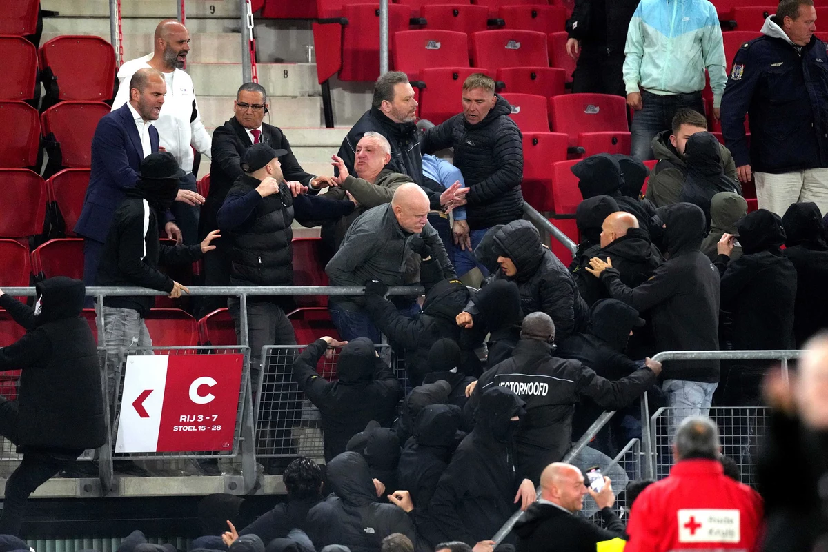 Nawet na Zachodzie nie poradzono sobie jeszcze z problemem kiboli, którzy psują piłkarskie święto. Wczoraj do kuriozalnych scen doszło po meczu AZ Alkmaar z West Ham United w Lidze Konferencji. Ultrasi holenderskiego zespołu atakowali trybunę, na której zasiedli fani gości. Najbardziej szokuje to, że na sektorze siedziały rodziny piłkarzy, m.in. 87-letni ojciec jednego z zawodników.