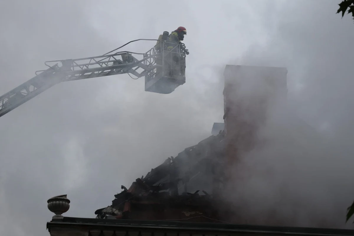 Na poddaszu zabytkowego pałacu w Bystrzycy Dolnej koło Świdnicy wybuchł rano pożar. Jedna osoba trafiła do szpitala, pozostali mieszkańcy opuścili budynek jeszcze przed przyjazdem strażaków.