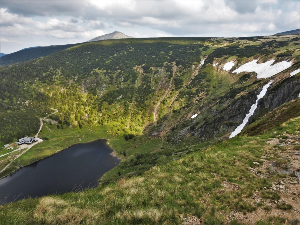 W najbliższy weekend pogoda w Karkonoszach będzie sprzyjać wędrówkom po górach, choć w niedzielę możliwe są burze. Tak mówi Krzysztof Krakowski, meteorolog i klimatolog z Karkonoskiego Parku Narodowego. Według niego, turyści mogą liczyć na sporo słońca i dość wysokie temperatury.