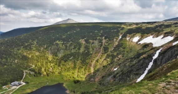 W najbliższy weekend pogoda w Karkonoszach będzie sprzyjać wędrówkom po górach, choć w niedzielę możliwe są burze. Tak mówi Krzysztof Krakowski, meteorolog i klimatolog z Karkonoskiego Parku Narodowego. Według niego, turyści mogą liczyć na sporo słońca i dość wysokie temperatury.