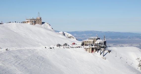 Zima w Tatrach nie chce odejść. Na Kasprowym Wierchu leży ponad 80 centymetrów śniegu, a wczoraj jeszcze go przybywało. Ochłodziło się na tyle, że wysoko w górach temperatura spadła poniżej zera.