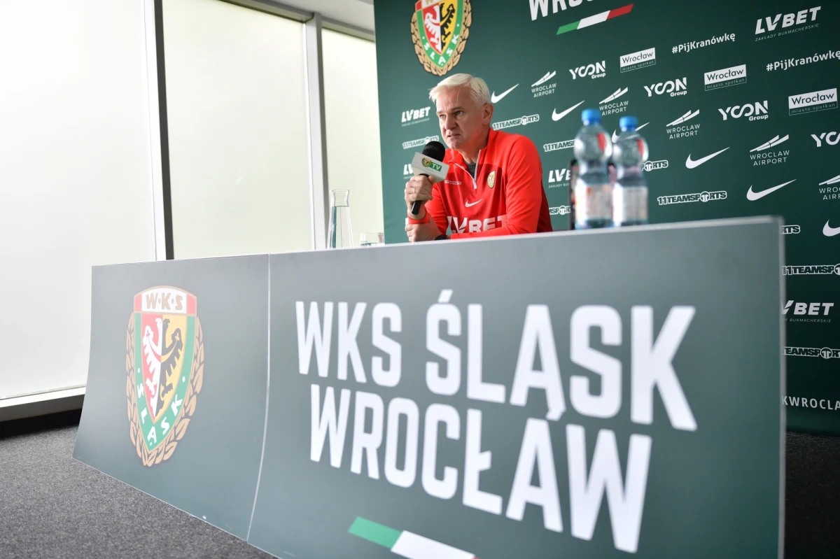 Trwa akcja-reanimacja w piłkarskiej ekstraklasie! Zagrożone spadkiem kluby pod koniec sezonu zmieniają trenerów. Jednym wychodzi to lepiej - tak jak Górnikowi Zabrze, który odbił się od dna. Innym nieco gorzej - Śląsk Wrocław po zatrudnieniu Jacka Magiery wciąż walczy o ekstraklasowy byt. Zmiany last minute dokonała Wisła Płock, która na dwa mecze przed końcem zatrudniła Marka Saganowskiego. O rozpędzonej karuzeli trenerskiej Paweł Pawłowski rozmawiał z Bartoszem Ignacikiem z telewizji Canal+ Sport.