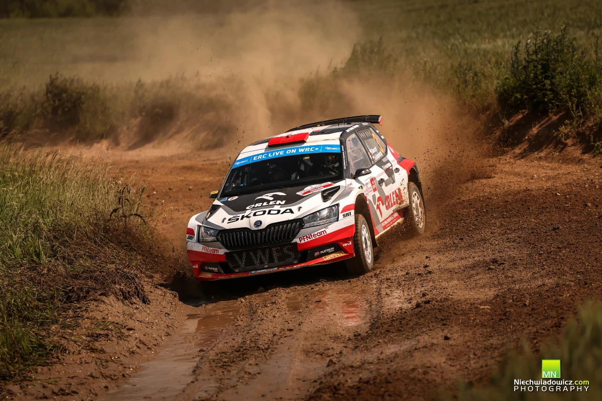 Pół tysiąca policjantów zabezpieczać będzie startujący dzisiaj 79. Rajd Polski. Na trasach prowadzących do Mikołajek trzeba spodziewać się wzmożonego ruchu. Funkcjonariusze mają rady, jak bezpiecznie kibicować kierowcom rajdowym w najbliższych dniach.