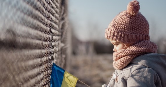 "Rosyjscy okupanci, którzy nielegalnie deportują z Ukrainy osoby niepełnoletnie, zachowują się niczym faszyści; najeźdźcy przeprowadzają segregację dzieci ze względu na stan zdrowia, a następnie wywożą te zdrowie i wyróżniające się w nauce"- zaalarmowała Wera Jastrebowa, szefowa ukraińskiej organizacji pozarządowej Wschodnia Grupa Obrońców Praw Człowieka.