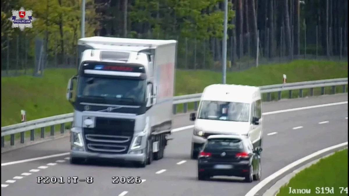 Kierująca volkswagenem wjechała pod prąd na ekspresową S19 na węźle Janów Lubelski. W ostatniej chwili uniknęła czołowego zderzenia z innym samochodem i po kilku metrach zawróciła. Zdarzenie zarejestrowały kamery Generalnej Dyrekcji Dróg Krajowych i Autostrad.

