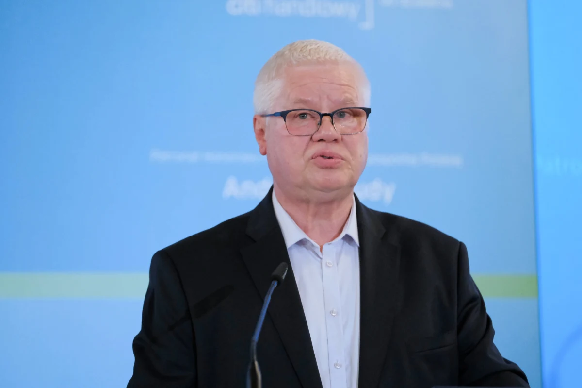 "Rozumiem, że z punktu widzenia ekonomicznego (podwyższenie świadczenia 500 plus - przyp. red.) to jest reakcja na realny spadek wartości tego świadczenia. W tym sensie mamy do czynienia z mechanizmem waloryzacji, czyli przywrócenia wartości tego świadczenia. (...) Co do pytania, czy można to sfinansować, odpowiedź moja brzmi: sfinansowaliśmy 500 plus, to sfinansujemy i 800 plus. Pytanie tylko, jakie to będzie powodować dalsze konsekwencje" - mówi w Popołudniowej rozmowie w RMF FM prof. Jerzy Hausner pytany o to, czy budżet państwa stać na podwyższenie świadczenia 500 plus do wysokości 800 złotych.