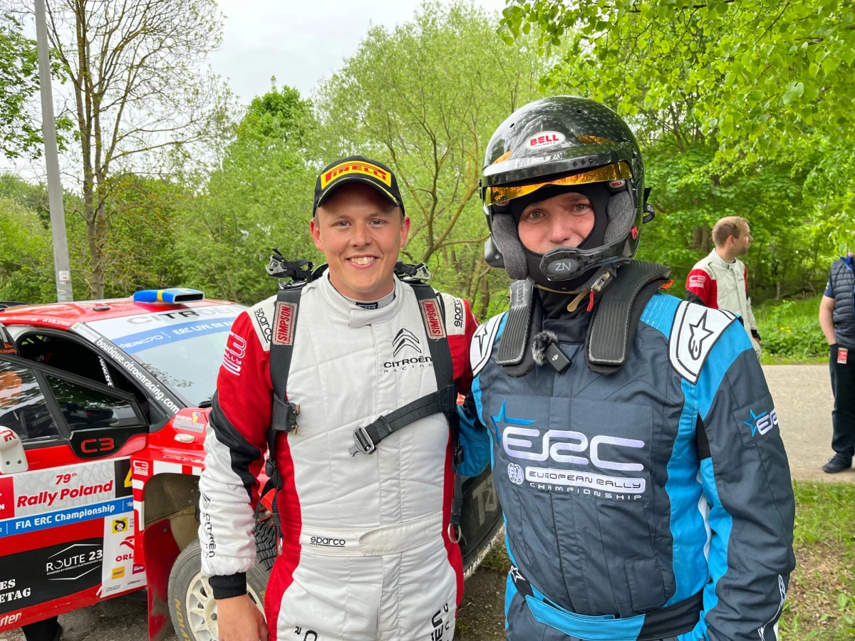 W Mikołajkach rozpoczyna się 79. Rajd Polski. W gronie faworytów oprócz Mikołaja Marczyka, czyli faworyta polskich kibiców jest także Szwed Tom Kristensson, czyli mistrz Polski z 2022 roku i były mistrz świata juniorów. Nasz wysłannik na rajd Patryk Serwański mógł przekonać się, jakie umiejętności ma szwedzki kierowca. Patryk przejechał z Kristenssonem odcinek testowy rajdu.