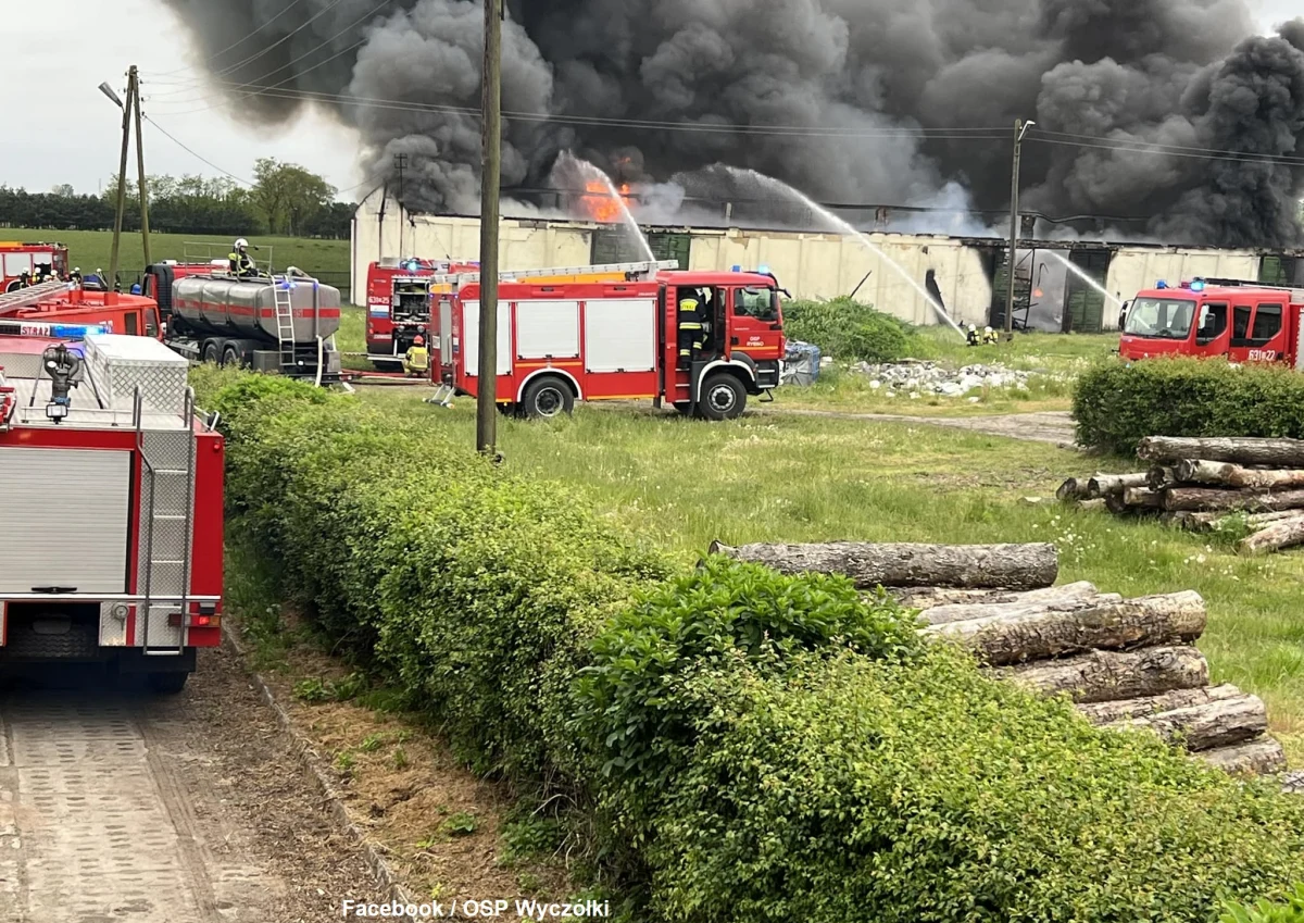 Duży pożar w miejscowości Żdżarów koło Sochaczewa na Mazowszu. Informację otrzymaliśmy na Gorącą Linię RMF FM - potwierdziła nam ją straż pożarna.