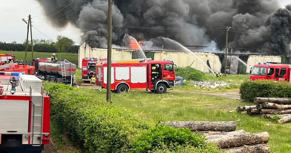 Duży pożar w miejscowości Żdżarów koło Sochaczewa na Mazowszu. Informację otrzymaliśmy na Gorącą Linię RMF FM - potwierdziła nam ją straż pożarna.