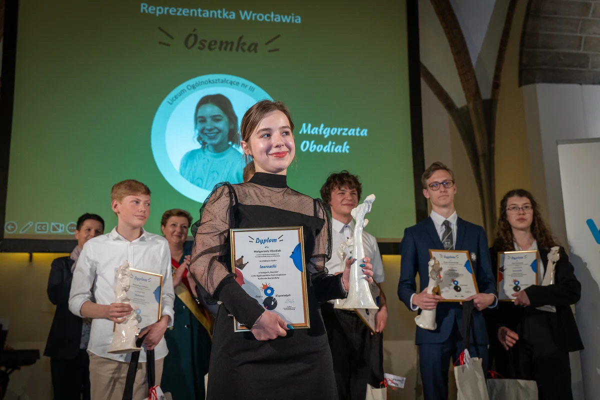 We Wrocławiu nagrodzono dziś laureatów konkursu "Ośmiu Wspaniałych". Wzięło w nim udział siedmiuset młodych wolontariuszy z wrocławskich szkół. Pomagają seniorom, chorym dzieciom, uczniom z Ukrainy, czy organizują zbiórki pieniędzy. Przekonują, że warto.