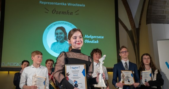 We Wrocławiu nagrodzono dziś laureatów konkursu "Ośmiu Wspaniałych". Wzięło w nim udział siedmiuset młodych wolontariuszy z wrocławskich szkół. Pomagają seniorom, chorym dzieciom, uczniom z Ukrainy, czy organizują zbiórki pieniędzy. Przekonują, że warto.