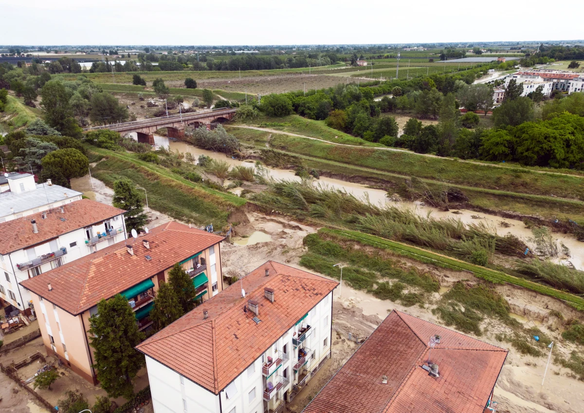 W zalanych, odizolowanych miejscowościach w rejonie Rawenny we włoskim regionie Emilia-Romania zaczyna brakować wody pitnej i żywności - podała agencja ANSA w kolejnym dniu powodzi niszczących tę część kraju. Dotychczasowy bilans żywiołu to 14 zabitych, 15 tys. osób ewakuowanych, 58 zalanych miejscowości i ponad 540 zamkniętych dróg.