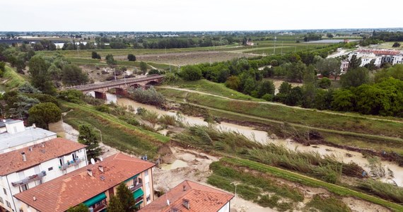 W zalanych, odizolowanych miejscowościach w rejonie Rawenny we włoskim regionie Emilia-Romania zaczyna brakować wody pitnej i żywności - podała agencja ANSA w kolejnym dniu powodzi niszczących tę część kraju. Dotychczasowy bilans żywiołu to 14 zabitych, 15 tys. osób ewakuowanych, 58 zalanych miejscowości i ponad 540 zamkniętych dróg.