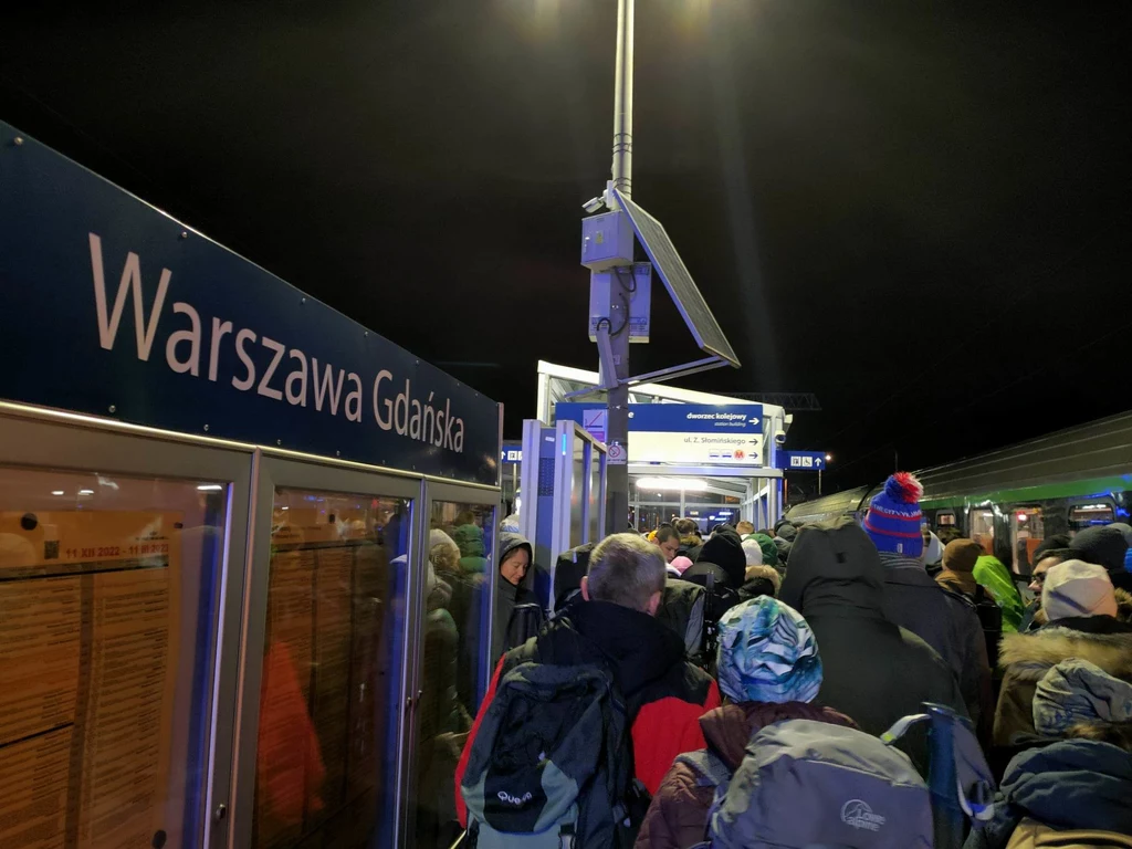 Tłum na Dworcu Gdańskim powstaje co parę chwil. W niedzielę, gdy warszawiacy wracają po weekendzie, istnieje przez wiele godzin