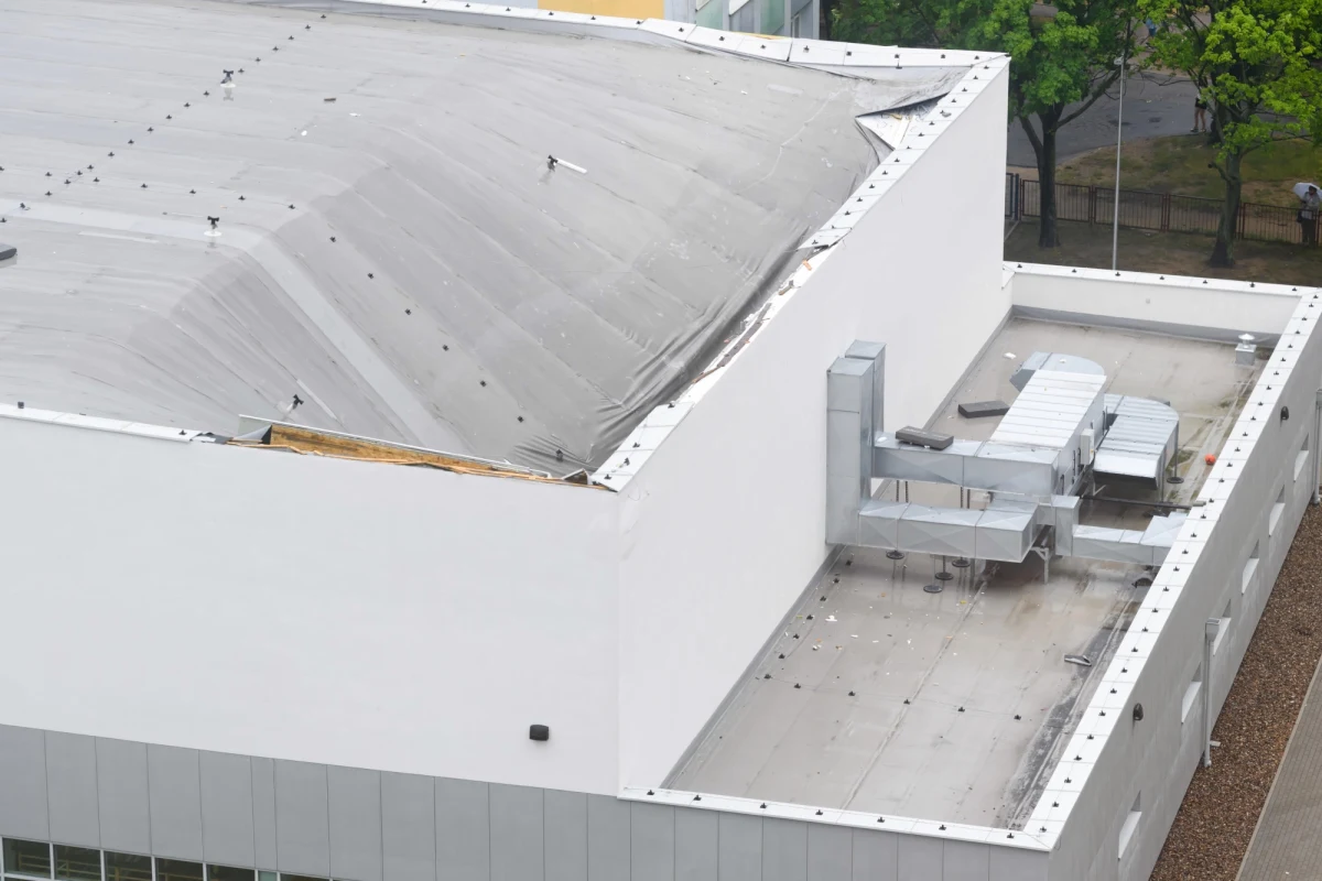 Są zarzuty dla architektów hali sportowej na poznańskim osiedlu pod Lipami. Dwa lata temu dach budynku zawalił się podczas nawałnicy. Na szczęście nikomu nic się nie stało. Śledztwo w tej sprawie prowadzi prokuratura okręgowa w Poznaniu.