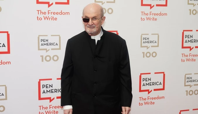 Salman Rushdie pokazał się publicznie. Pierwszy raz od ataku nożownika