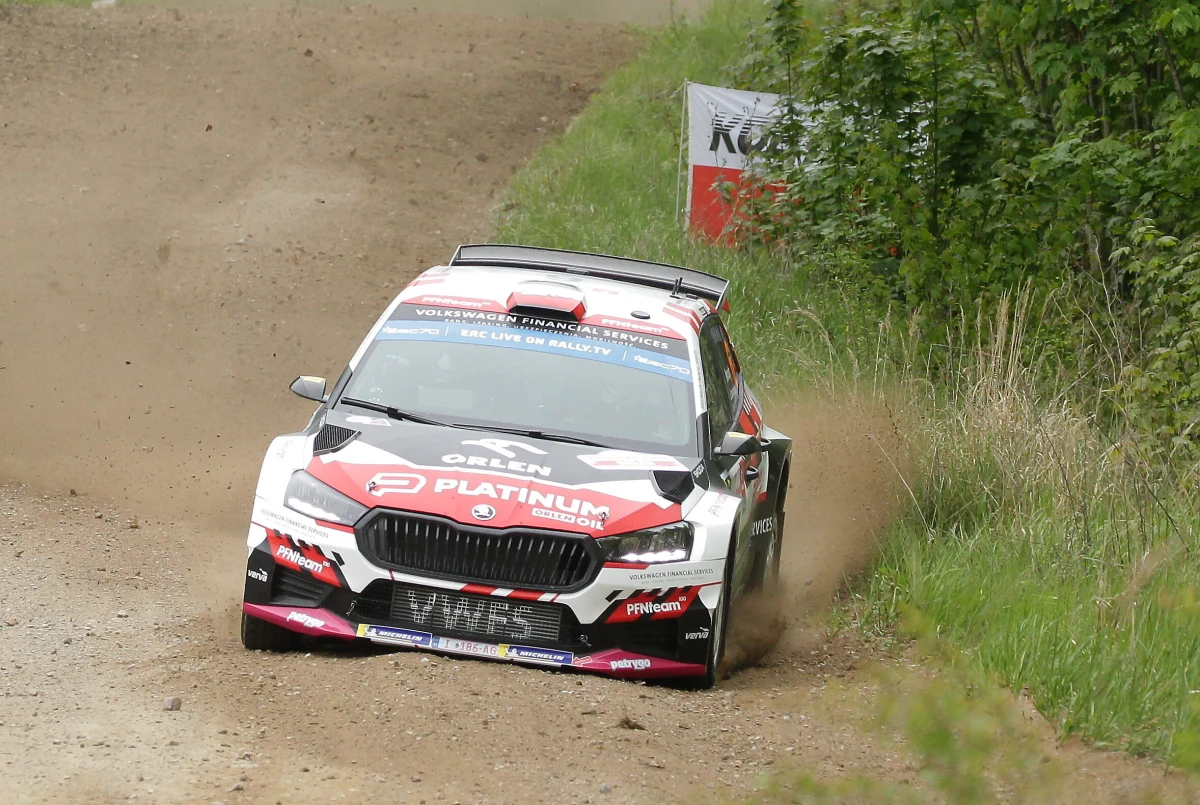 Mikołaj Marczyk (Skoda Fabia RS Rally2) wygrał pierwszy odcinek specjalny 79. Orlen Rajdu Polski, trzeciej rundy mistrzostw Europy - Mikołajki Arena 1 o długości 2,5 km i prowadzi w klasyfikacji generalnej. 27-letni kierowca zwyciężył w Mikołajkach w poprzednim sezonie.