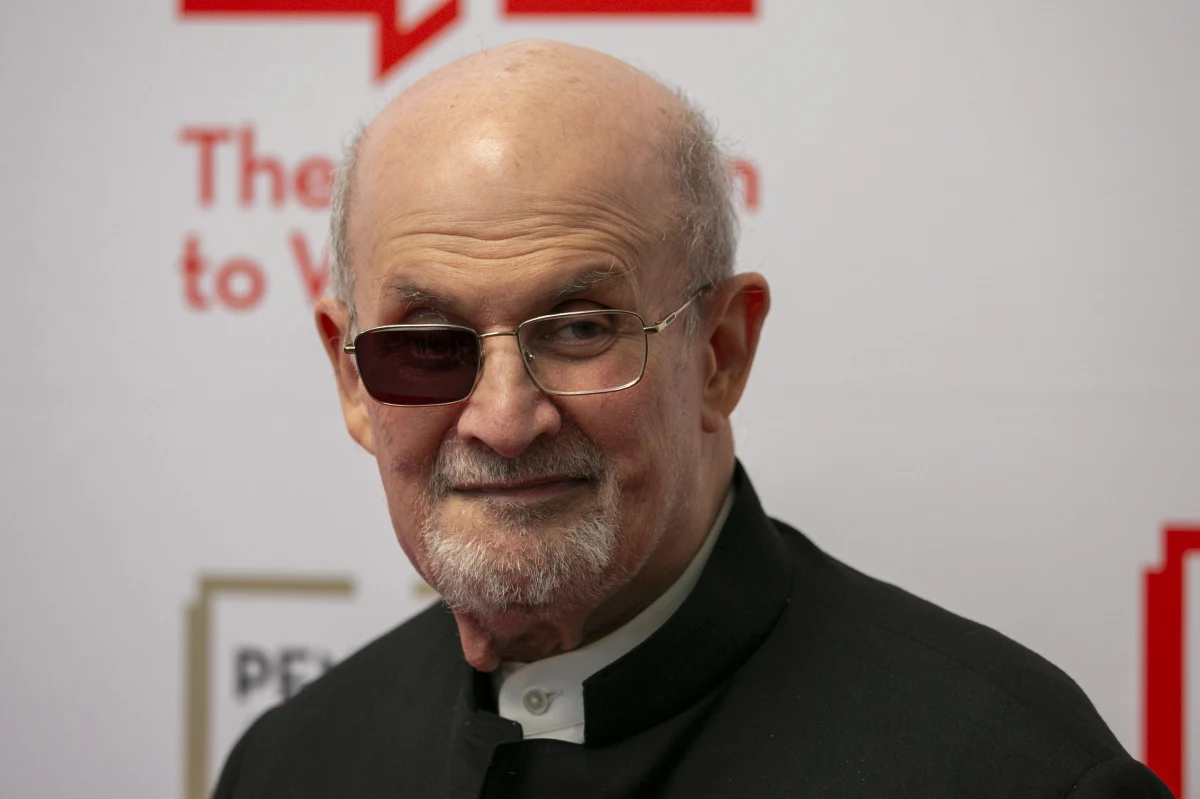 Pisarz Salman Rushdie, autor słynnych "Szatańskich wersetów", pojawił się publicznie na gali organizacji broniącej wolności słowa Pen America, po raz pierwszy od zamachu na jego życie, dokonanego w ubiegłym roku - poinformowała organizacja w oświadczeniu.