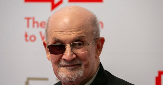 Pisarz Salman Rushdie, autor słynnych "Szatańskich wersetów", pojawił się publicznie na gali organizacji broniącej wolności słowa Pen America, po raz pierwszy od zamachu na jego życie, dokonanego w ubiegłym roku - poinformowała organizacja w oświadczeniu.