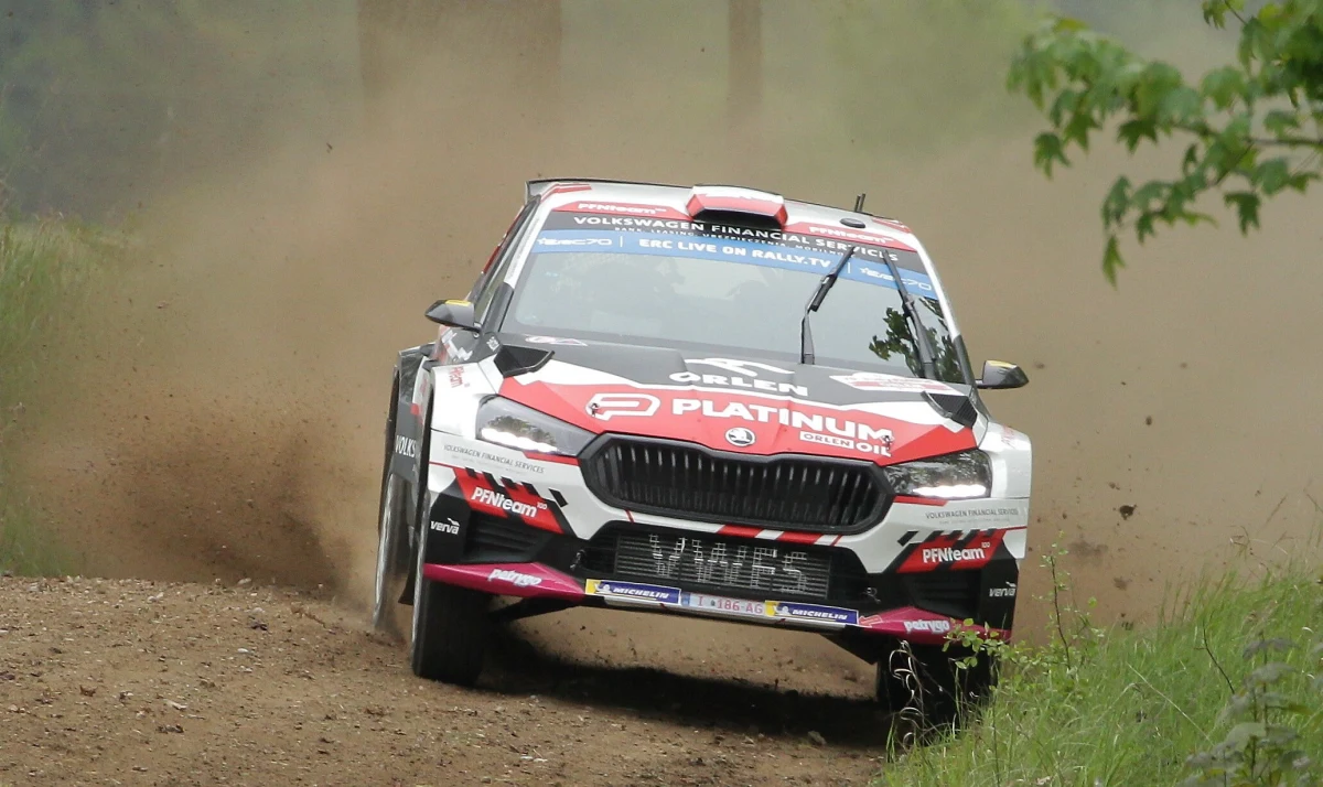 Wielkie sportowe emocje na mazurskich i warmińskich szutrach. Wszystko za sprawą 79. Rajdu Polski. Impreza stanowi trzecią rundę mistrzostw Europy. Jego bazą tradycyjnie są Mikołajki. Po pierwszym sobotnim oesie na prowadzeniu jest Nowozelandczyk Hayden Paddon. Miko Marczyk stracił do niego 17,5 sek. Powodem był poważny błąd Polaka – Marczyk wjechał do rowu.  Zmagania sportowców śledzi dziennikarz RMF FM Patryk Serwański. 