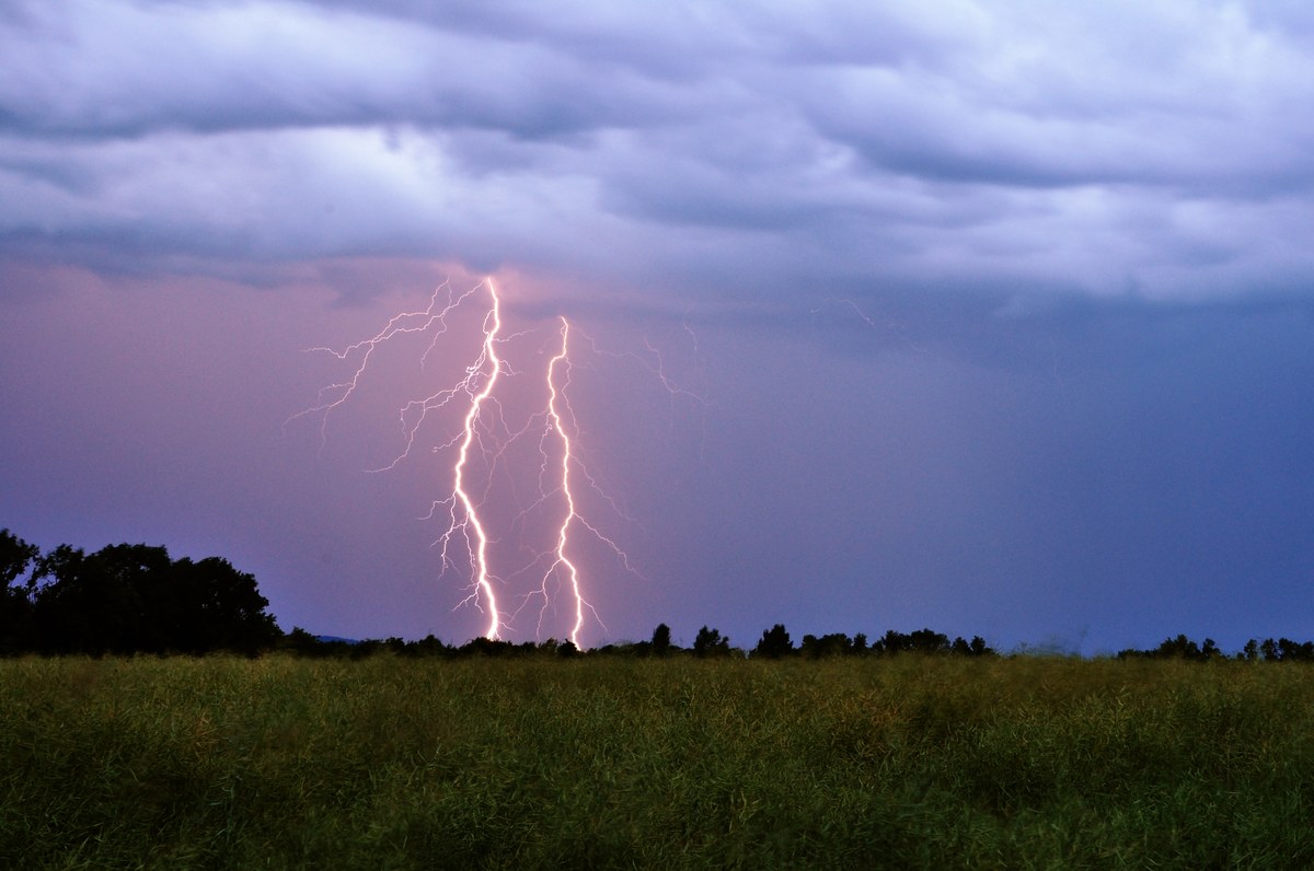 Na południu i południowym wschodzie kraju temperatura wzrośnie do 24 stopni Celsjusza. Prognozowane są też tam przelotne opady deszczu. W Małopolsce, na Śląsku i Podkarpaciu mogą pojawić się burze z gradem, synoptycy wydali dla części powiatów w tych regionach ostrzeżenia. "W nocy więcej pogodnego nieba" – zapowiada synoptyk IMGW Michał Kowalczuk. 