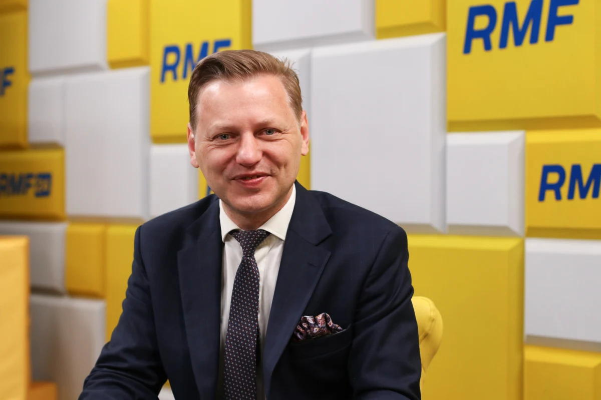 "Te słowa są wyryte w kamieniu, bo my jesteśmy partią, która jest wiarygodna. Jeżeli powiedzieliśmy, że będzie 500 plus, to było 500 plus. Jeżeli powiedzieliśmy, że będzie 800 plus, to będzie" - podkreślił w rozmowie z Krzysztofem Ziemcem prof. Norbert Maliszewski, szef Rządowego Centrum Analiz, odnosząc się do zapowiedzianego przez prezesa Prawa i Sprawiedliwości podniesienia świadczenia 500 plus o 300 zł. Gość RMF FM dodał, że programu nie można wprowadzić w tym roku, bo nie pozwala na to sytuacja inflacyjna.