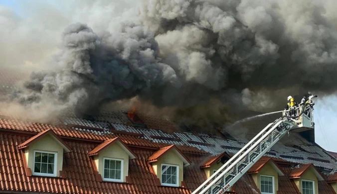 Pożar hotelu w Nałęczowie. Strażacy walczą z ogniem