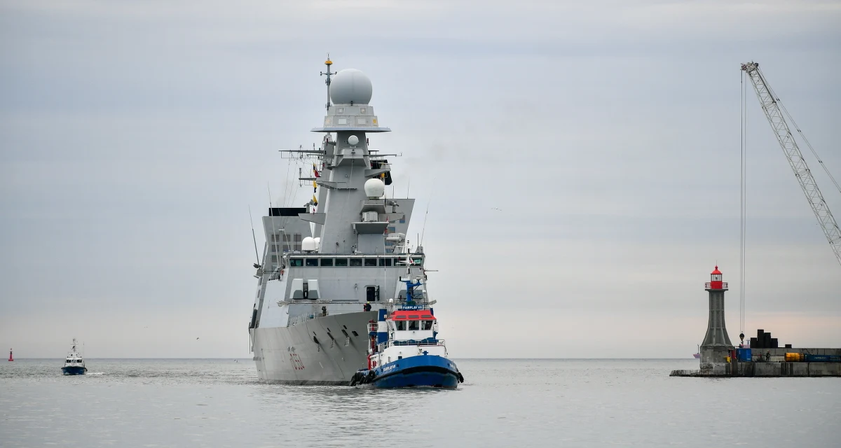 W sobotę rano do portu Marynarki Wojennej w Gdyni wpłynął włoski niszczyciel rakietowy typu Horizon Caio Duilio o numerze burtowym D554. Minister obrony narodowej Mariusz Błaszczak przekazał, że okręt o silnym uzbrojeniu przeciwlotniczym i przeciwrakietowy ma wzmocnić obronę polskiego wybrzeża i infrastruktury krytycznej.