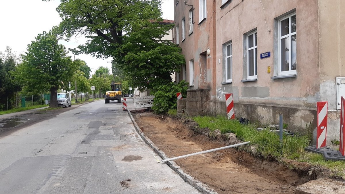 W poniedziałek Zarząd Dróg i Utrzymania Miasta we Wrocławiu rozpocznie prace remontowe na ul. Świątnickiej. W ramach wartej pół miliona złotych inwestycji poprawiony zostanie stan techniczny jezdni oraz chodnika od ulicy Opolskiej do mostku Świątnickiego.