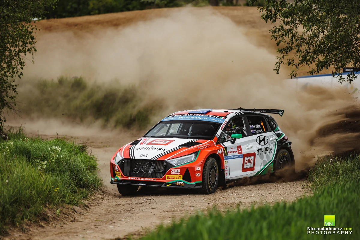 Haydon Paddon liderem 79. Rajdu Polski po czterech odcinkach specjalnych. Dziś kierowcy pokonali już trzy próby czasowe a teraz wracają do Mikołajek do strefy serwisowej. Nowozelandczyk ma 1,4 sekundy przewagi nad Łotyszem Martinsem Sesksem. Mikołaj Marczyk i Szymon Gospodarczyk nie ustrzegli się błędów i zajmują piątą lokatę. W rajdzie nie jedzie już jeden z faworytów Szwed Tom Kristensson, który urwał wahacz w swoim wozie.