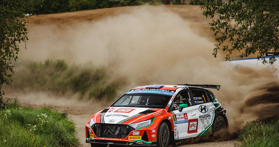 Haydon Paddon liderem 79. Rajdu Polski po czterech odcinkach specjalnych. Dziś kierowcy pokonali już trzy próby czasowe a teraz wracają do Mikołajek do strefy serwisowej. Nowozelandczyk ma 1,4 sekundy przewagi nad Łotyszem Martinsem Sesksem. Mikołaj Marczyk i Szymon Gospodarczyk nie ustrzegli się błędów i zajmują piątą lokatę. W rajdzie nie jedzie już jeden z faworytów Szwed Tom Kristensson, który urwał wahacz w swoim wozie.